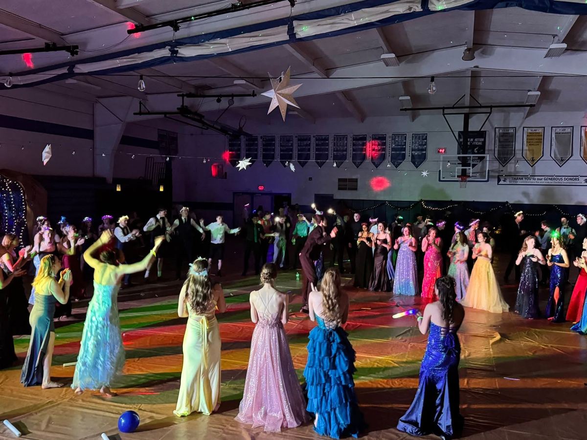 A prom dance circle in the gym